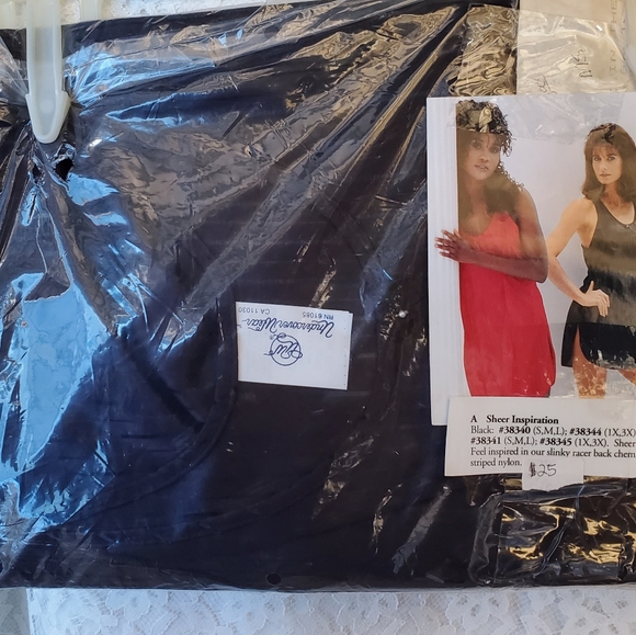 Vintage Undercover Wear's Med slinky razor back Chemise, slit open on the sides - Picture 4 of 4